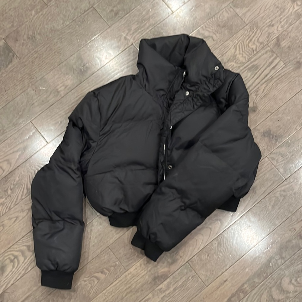 Cropped black puffer jacket